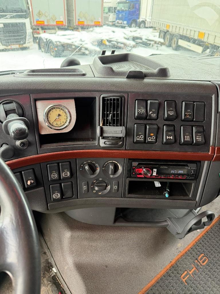 Volvo FH16 6x4 650 Vetopöytäautot